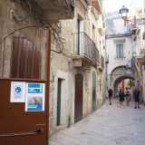 Quella che abbiamo di fronte, risalente all�XI secolo, ospitava per� anche un forno pubblico, la cui entrata si trova nella retrostante strada Boccapianola